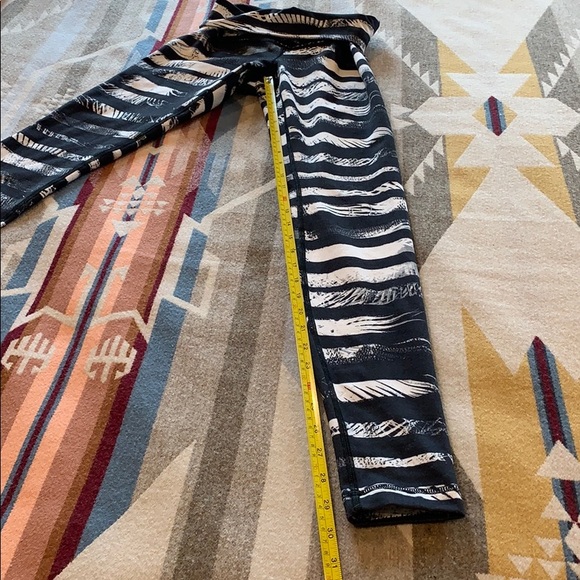 Limited edition print Lululemon Leggings size 4 - Picture 6 of 8